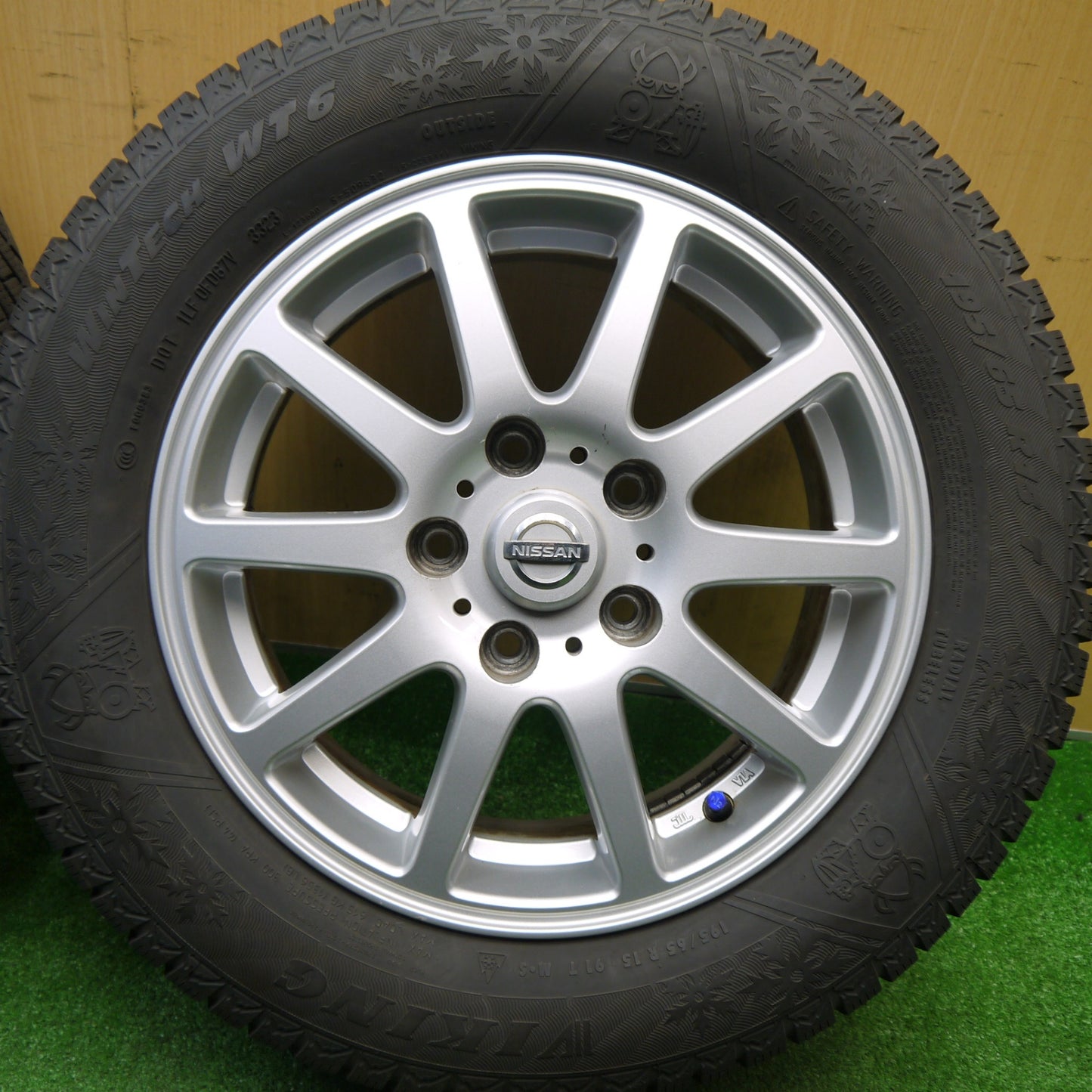 バリ溝！23年！9.5分以上★日産 セレナ 純正 OP エスティーロ 195/65R15 スタッドレス バイキング WINTECH WT6 15インチ PCD114.3/5H★5111804Hス