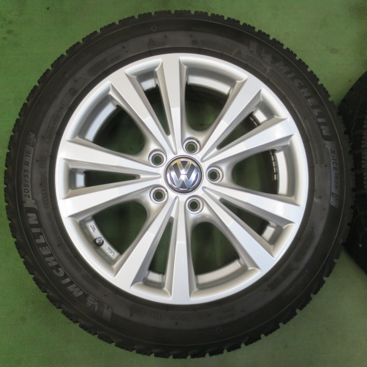 バリ溝！22年！キレイ！9.5分★ワーゲン 等 TAS 205/55R16 スタッドレス ミシュラン X-ICE SNOW 社外 アルミ 16インチ PCD112/5H★6040702イス
