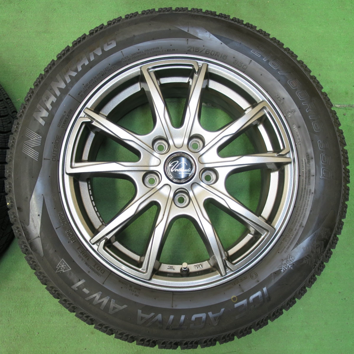 [送料無料] バリ溝！22年！キレイ！9.5分★スタッドレス 215/60R16 ナンカン アイスアクティバ AW-1 Verthandi ヴェルザンディ ヴェルサンディ 16インチ PCD114.3/5H★4112504イス