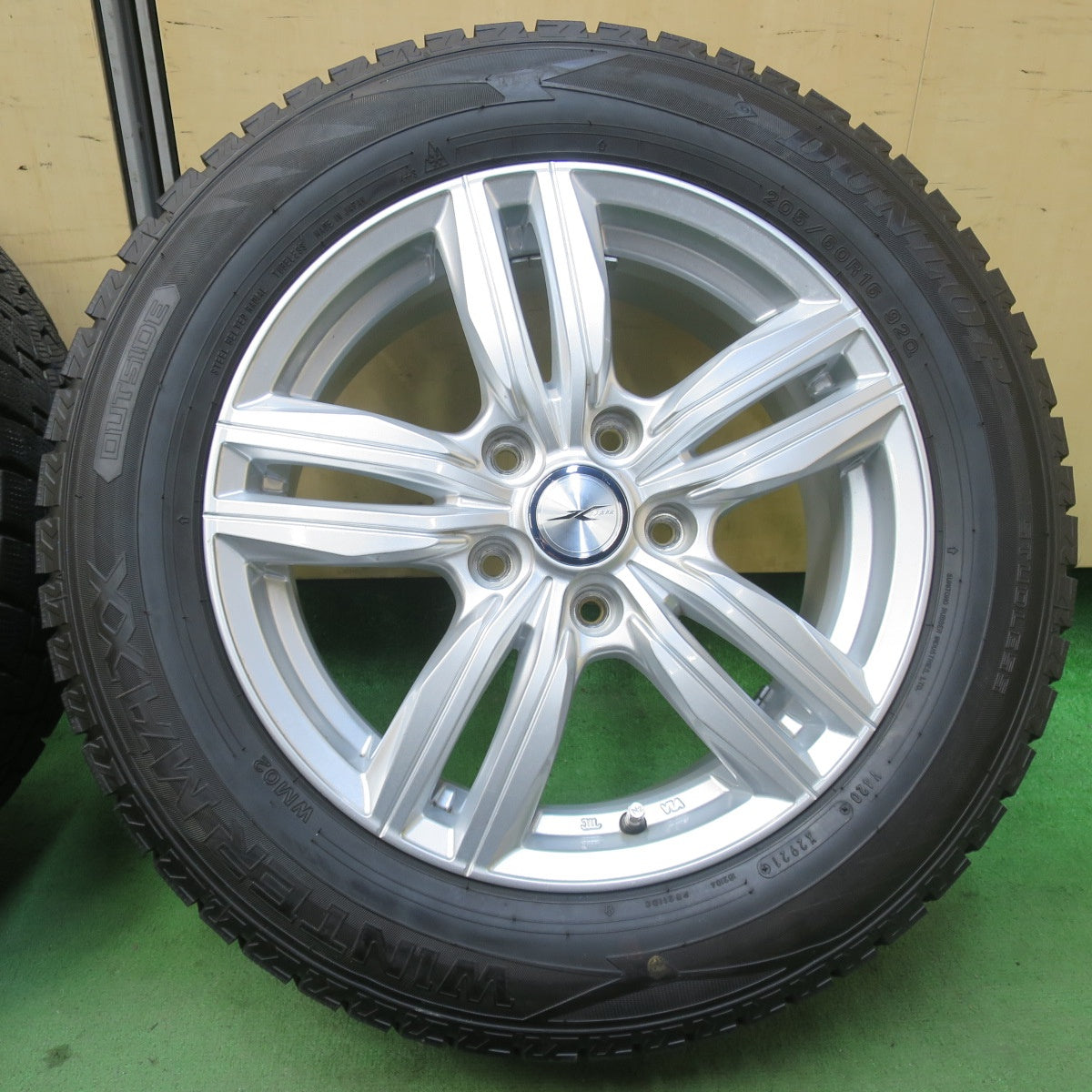 バリ溝！キレイ！9.5分★スタッドレス 205/60R16 ダンロップ ウインターマックス WM02 JOKER ジョーカー 16インチ PCD114.3/5H★5123005イス