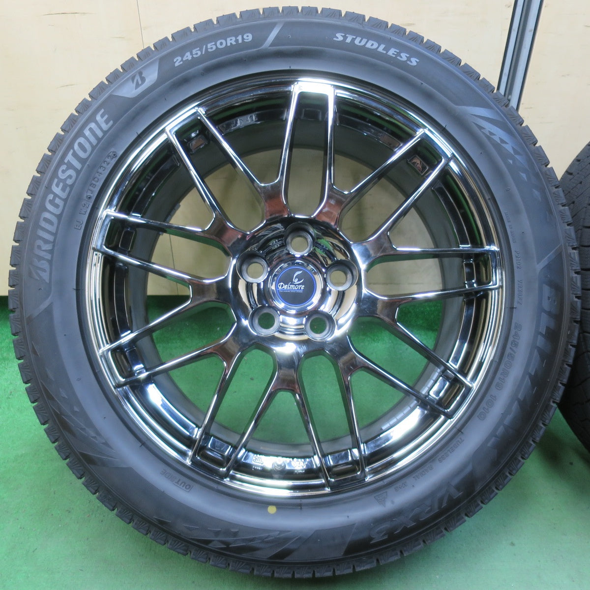 センサー付！バリ溝！22年！キレイ！9.5分★レクサス 等 Delmore 245/50R19 スタッドレス ブリヂストン ブリザック VRX3 デルモア 19インチ PCD120/5H★5042506イス
