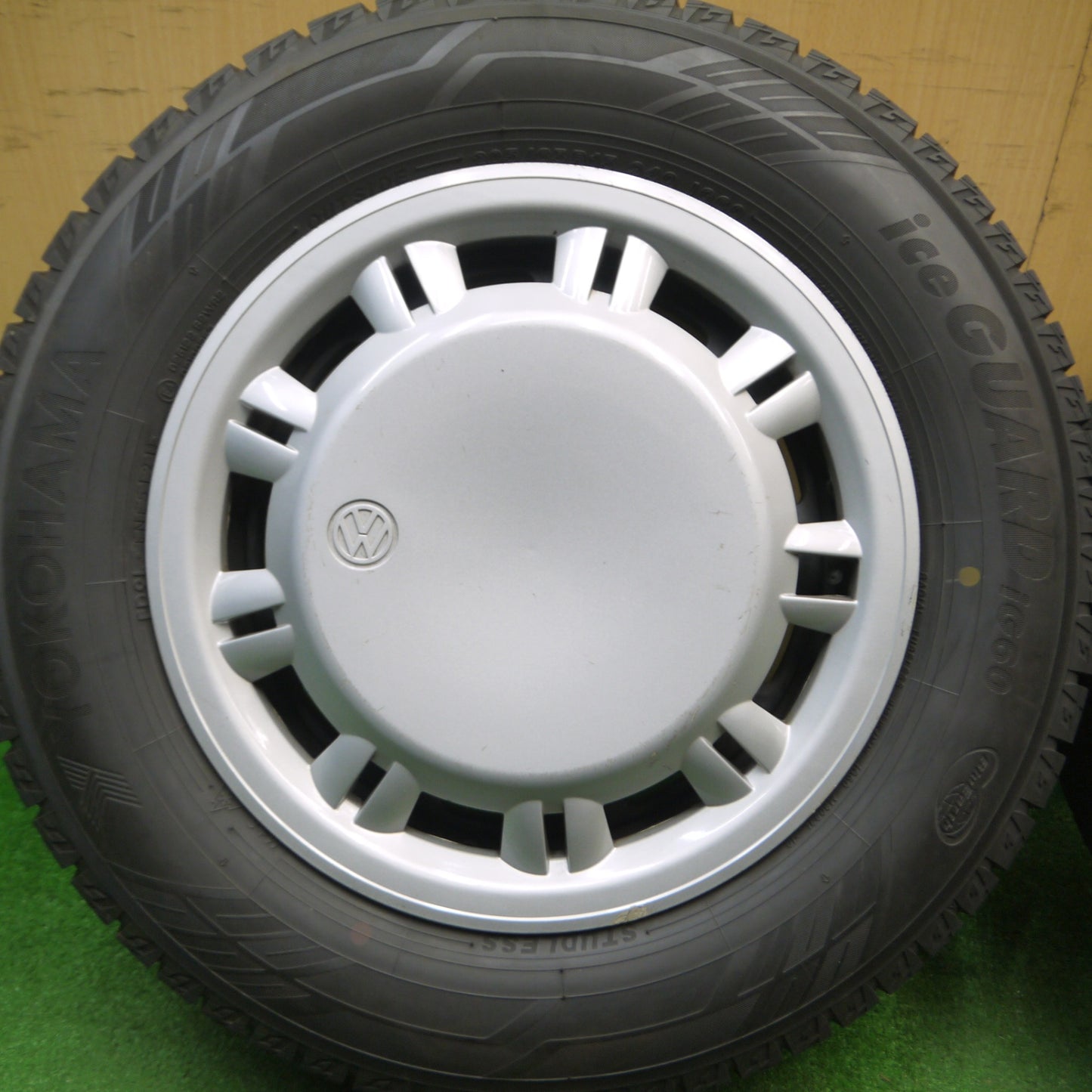 [送料無料] バリ溝！21年！9.5分★ワーゲン ヴァナゴン 70ACU 純正 スチール 205/65R15 スタッドレス ヨコハマ アイスガード iG60 15インチ PCD112/5H★5012803Hス