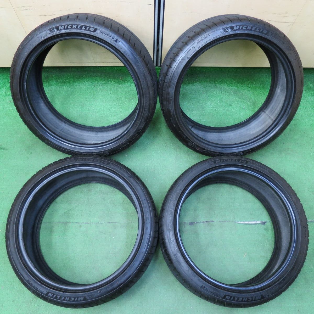 [送料無料] バリ溝！23年！9.5分★215/40R18 ミシュラン パイロットスポーツ4 タイヤ 18インチ 86 BRZ インプレッサ 等★4110604イノタ
