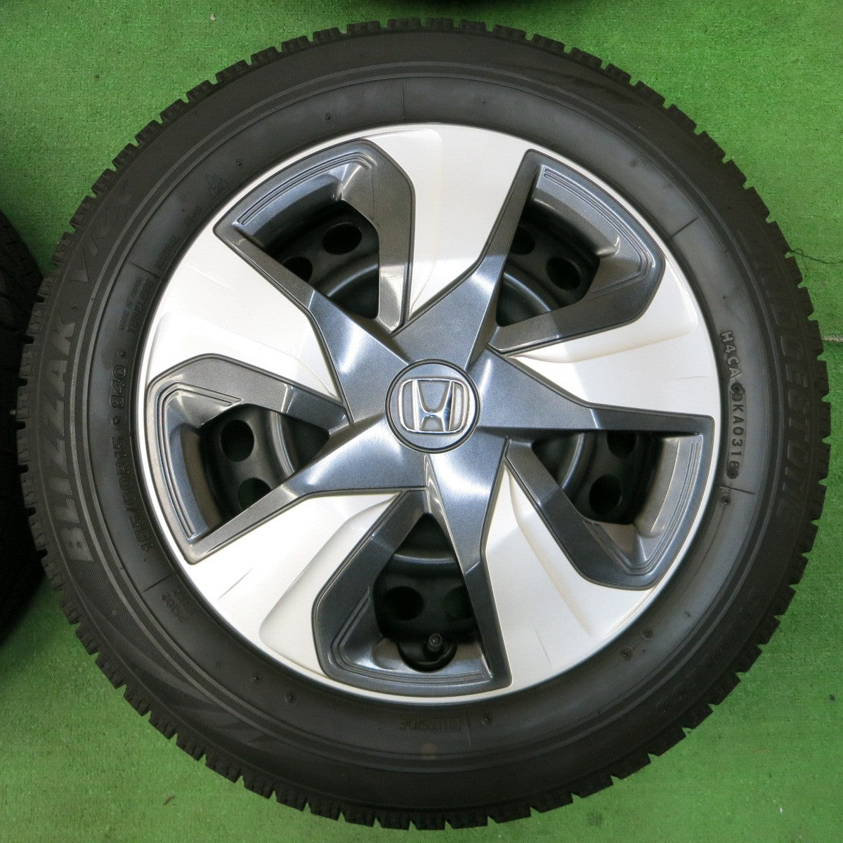 *送料無料* バリ溝！8.5分★ホンダ フィット 純正 スチール 185/60R15 スタッドレス ブリヂストン ブリザック VRX PCD100/4H★4052807イス