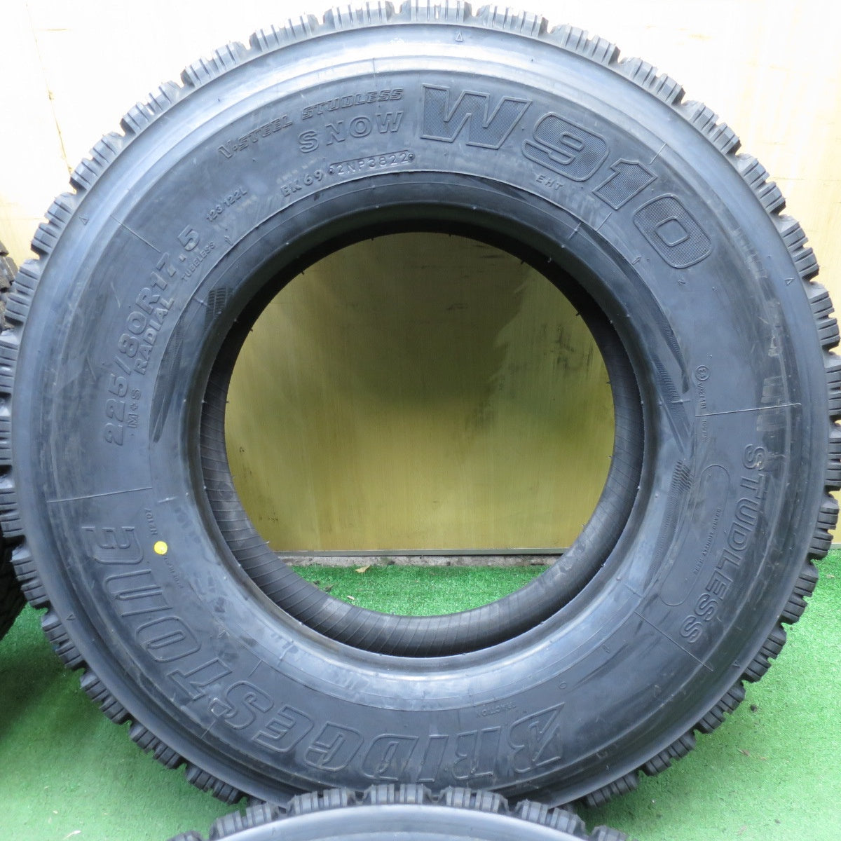 *送料無料* 未使用！22年★トラック タイヤ 225/80R17.5 123/122L スタッドレス ブリヂストン W910 タイヤ 17.5インチ★4033009KKスタ