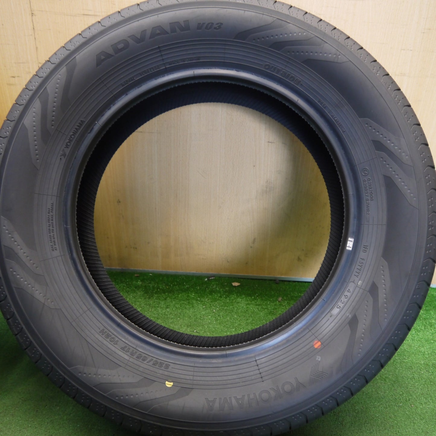 新車外し！25年★225/65R17 ヨコハマ アドバン V03 タイヤ 17インチ 40系 アルファード RAV4 ハリアー 等★6060807Hノタ