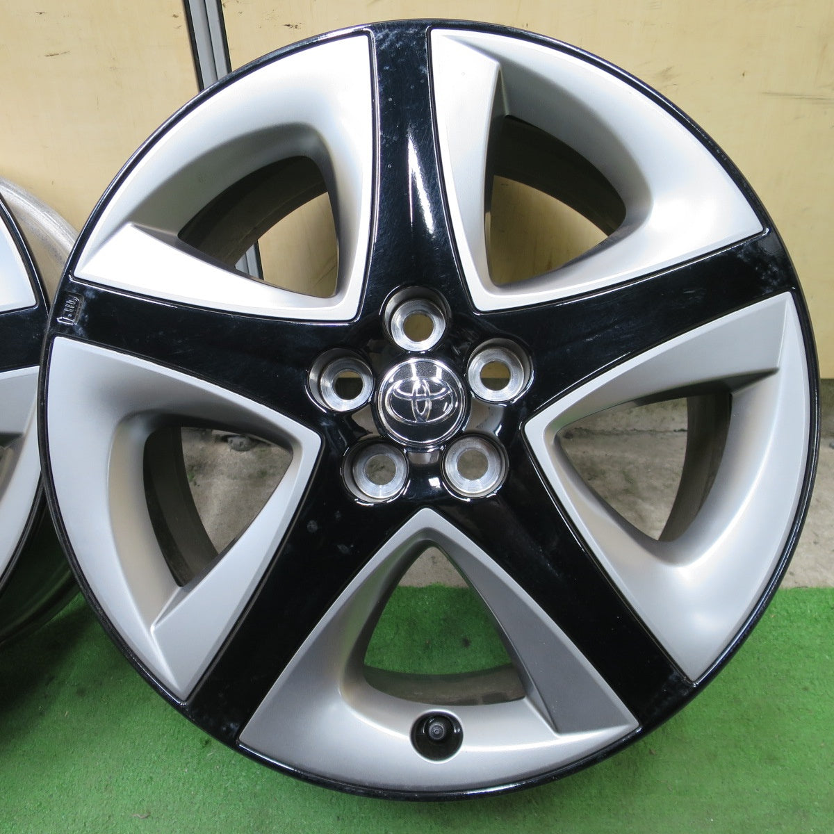 キレイ！付属品付き★トヨタ 50系 プリウス ツーリング 純正 ホイール 17インチ 17×7J PCD100/5H★6031401NGホ