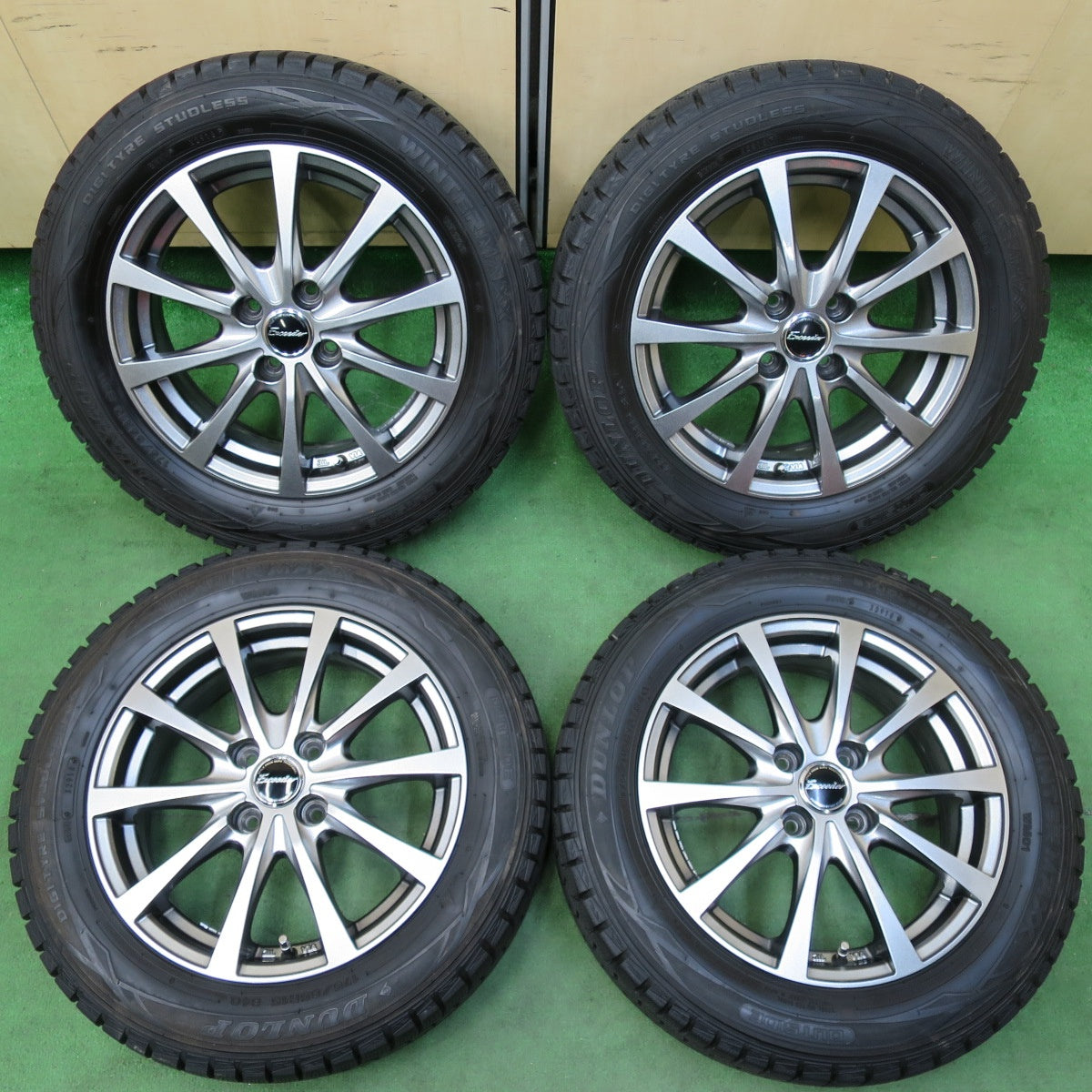 [送料無料] バリ溝！キレイ！9.5分以上★スタッドレス 175/65R15 ダンロップ ウインターマックス WM01 Exceeder  エクシーダー 15インチ PCD100/4H★4120703イス