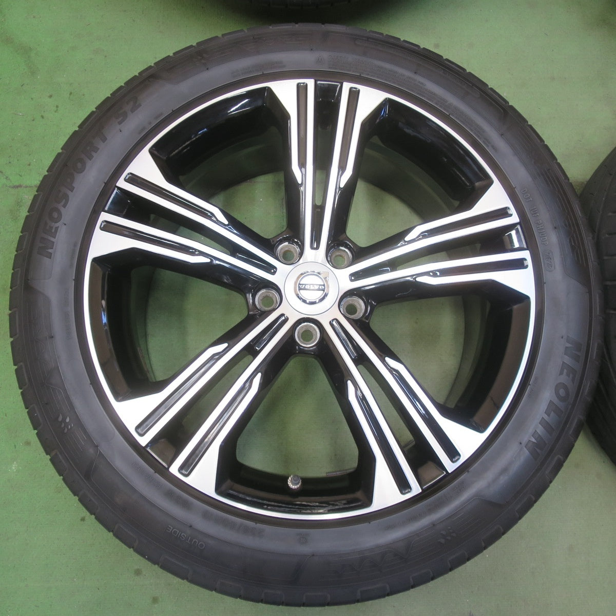 バリ溝！23年！キレイ！8.5分★ボルボ XC40 純正 235/50R19 ネオリン NEOSPORT S2 19インチ PCD108/5H★6052904イノ