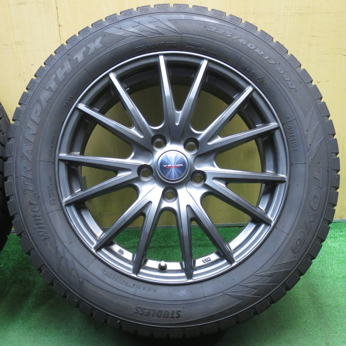 バリ溝！23年！キレイ！9.5分以上★スタッドレス 225/60R17 トーヨー ウインター トランパス TX VELVA SPORT ヴェルヴァ スポーツ 17インチ PCD114.3/5H★5062706NJノ