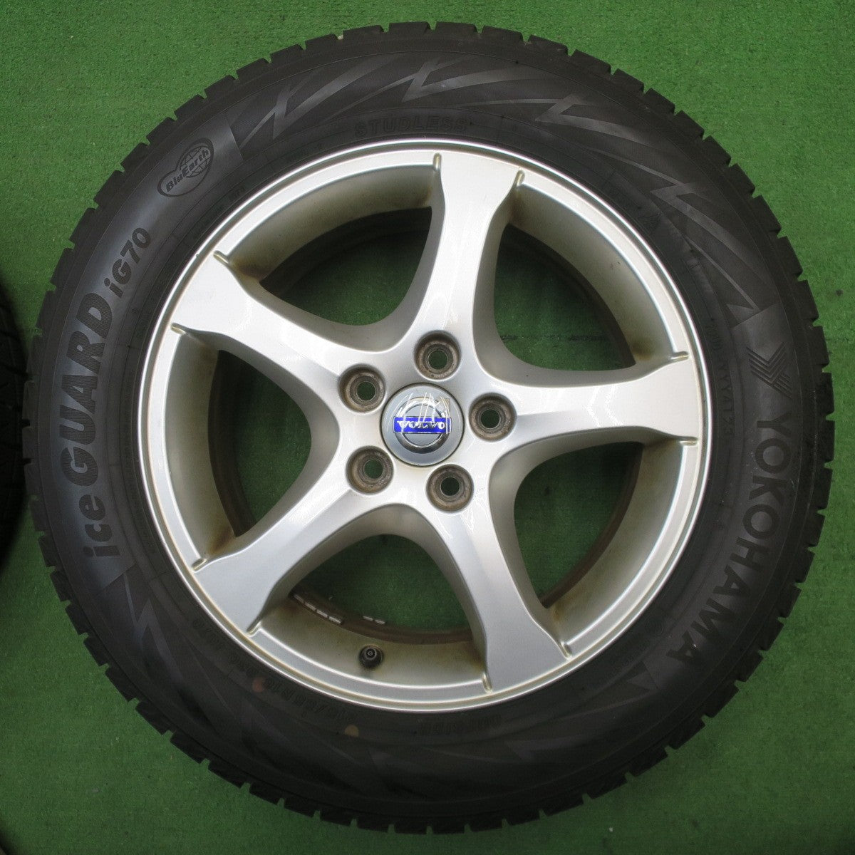 バリ溝！23年！9.5分★ボルボ V60 S60 等 純正 215/55R16 スタッドレス ヨコハマ アイスガード iG70 16インチ PCD108/5H★6033105NJス