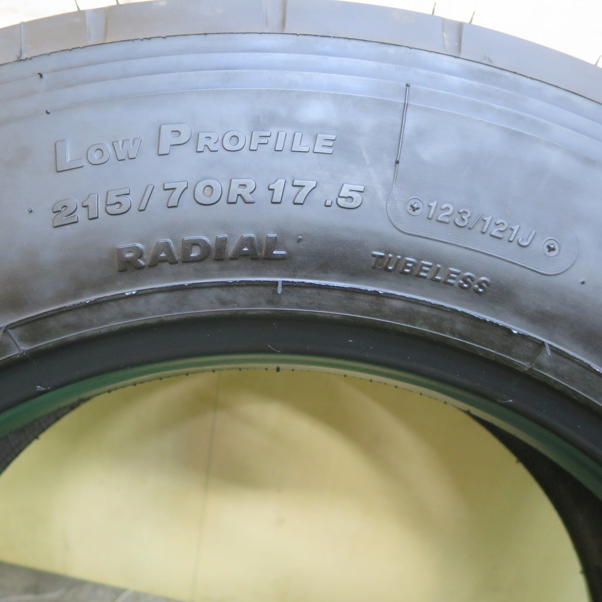 未使用！1本★トラック タイヤ 215/70R17.5 123/121J ブリヂストン R173 17.5インチ★6053002イノタ