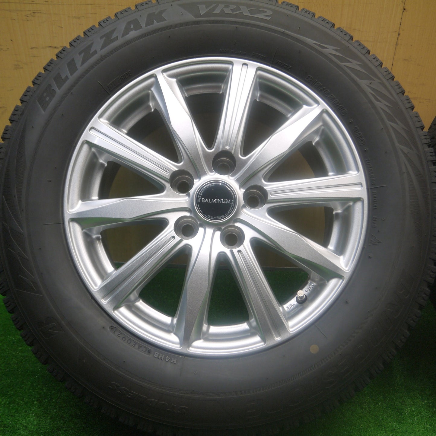 *送料無料* バリ溝！21年！キレイ！8.5分★スタッドレス 215/65R16 ブリヂストン ブリザック VRX2 BALMINUM バルミナ 16インチ PCD114.3/5H★4081905Hス