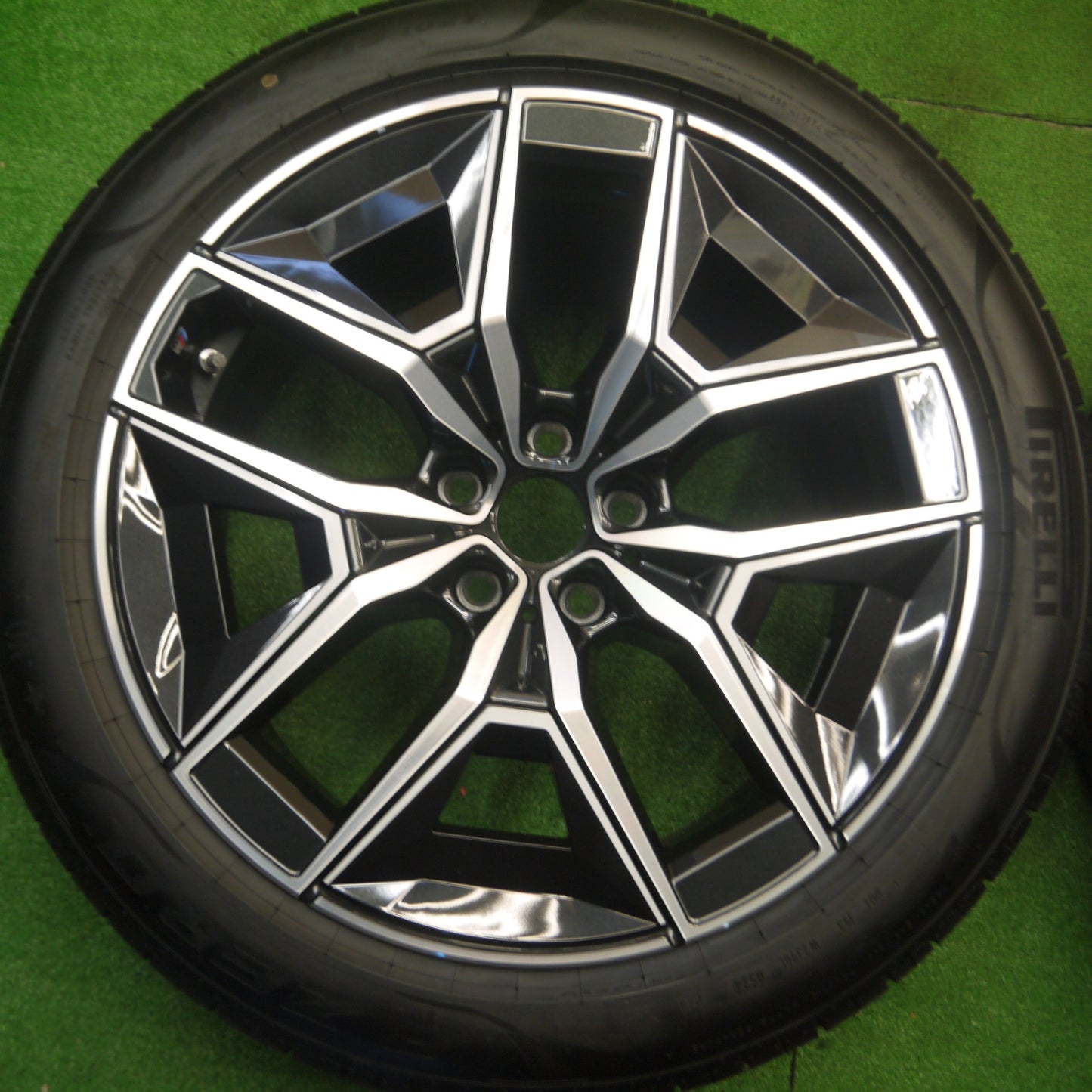 [送料無料] 新車外し！24年★BMW i5 eDrive40 Mスポーツ 純正 245/45R19 ピレリ PZERO 19インチ PCD112/5H★4110803Hノ