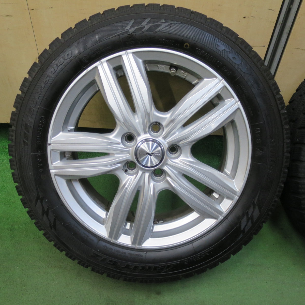 バリ溝！22年！キレイ！9.5分★シエンタ 等 185/60R15 スタッドレス トーヨー オブザーブ ガリット GIZ JOKER ジョーカー 15インチ PCD100/5H★5101402TTス
