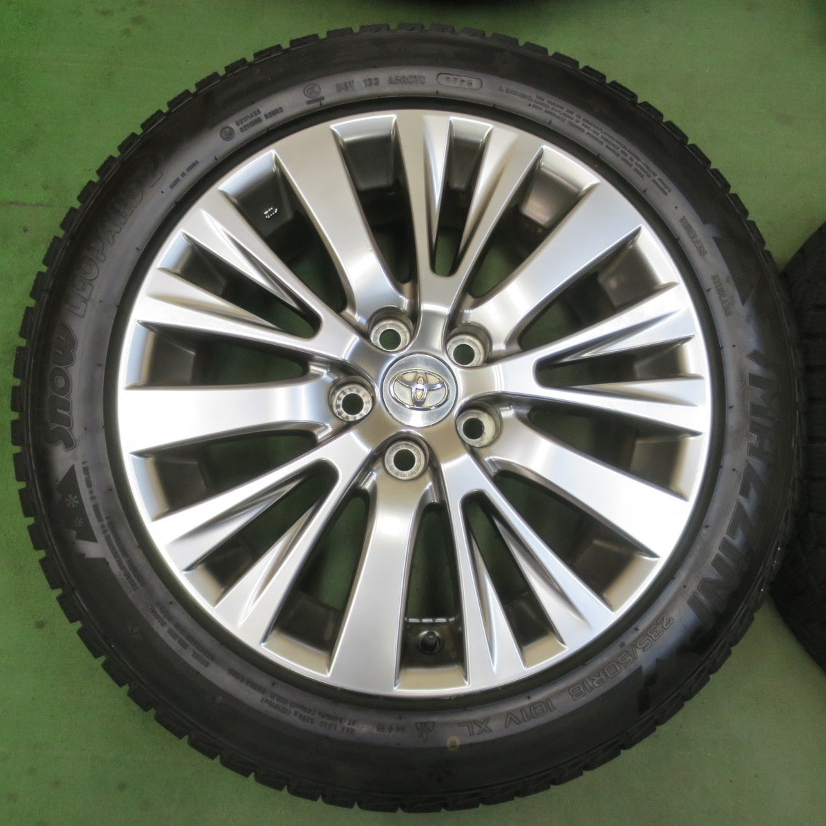ほぼ未使用！25年！キレイ★トヨタ 20系 ヴェルファイア アルファード 純正 235/50R18 スタッドレス マジーニ Snow LEOPARD2 18インチ PCD114.3/5H★6040709イス