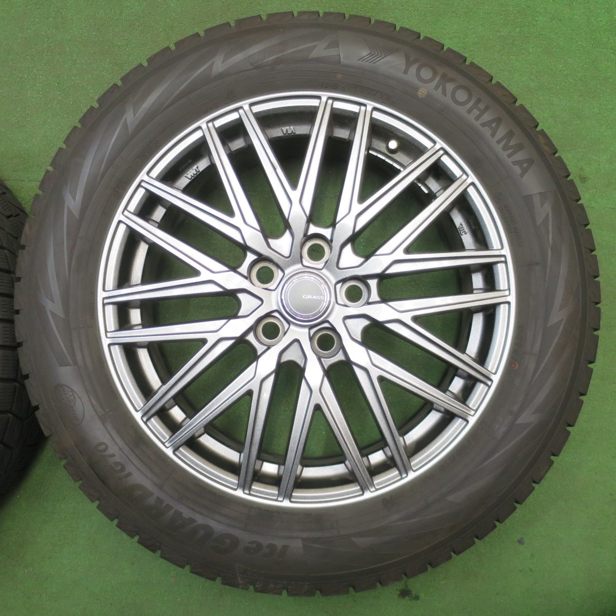 バリ溝！24年！キレイ！9.5分★40系 アルファード 等 225/60R18 スタッドレス ヨコハマ アイスガード iG70 GRASS グラス 18インチ PCD120/5H★6030901NJス