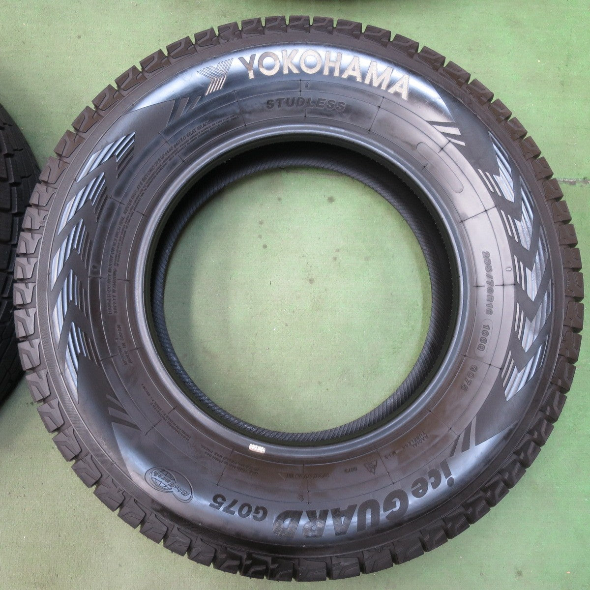 超バリ溝！22年！ほぼ10分★スタッドレス 235/70R16 ヨコハマ アイスガード G075 タイヤ 16インチ アウトランダー デリカ 等★5112603イスタ