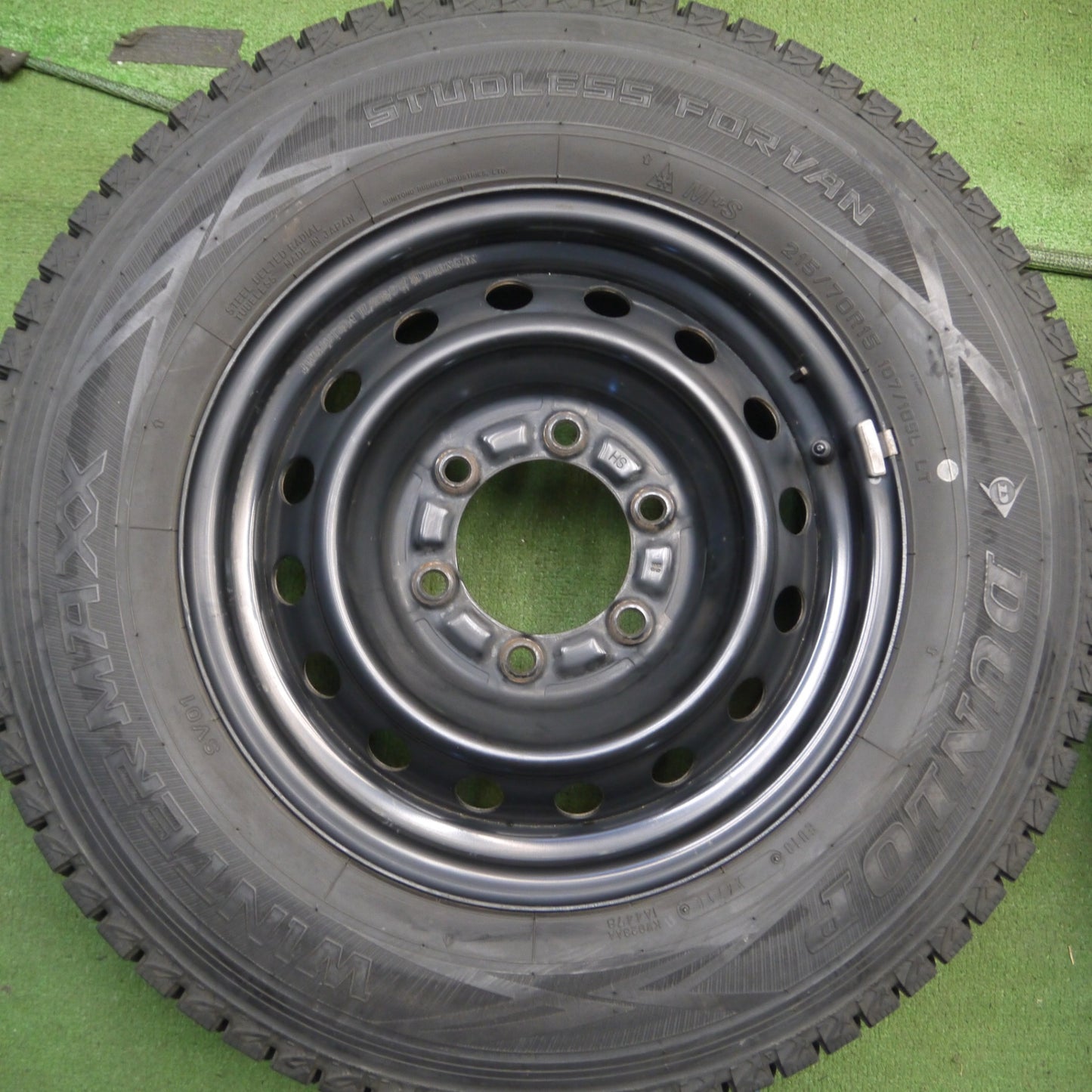 *送料無料* バリ溝！9分★ハイエース等 215/70R15 107/105L スタッドレス ダンロップ ウインターマックス SV01 スチール 15インチ PCD139.7/6H★4032707Hス