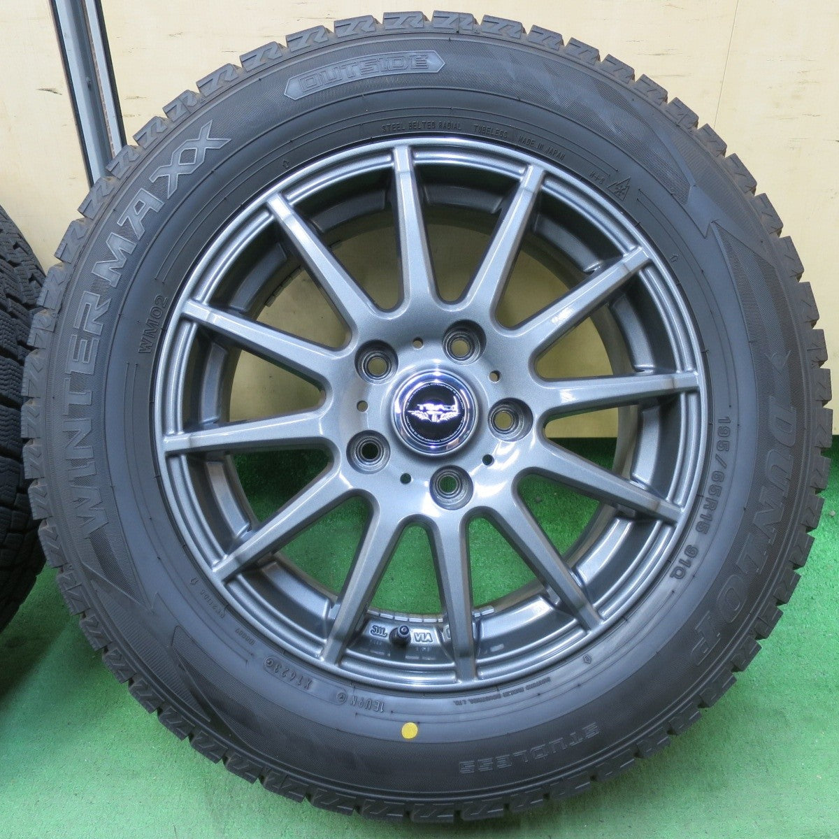 バリ溝！23年！キレイ！9.5分★スタッドレス 195/65R15 ダンロップ ウインターマックス WM02 TEAD テッド 15インチ PCD114.3/5H★5032607イス