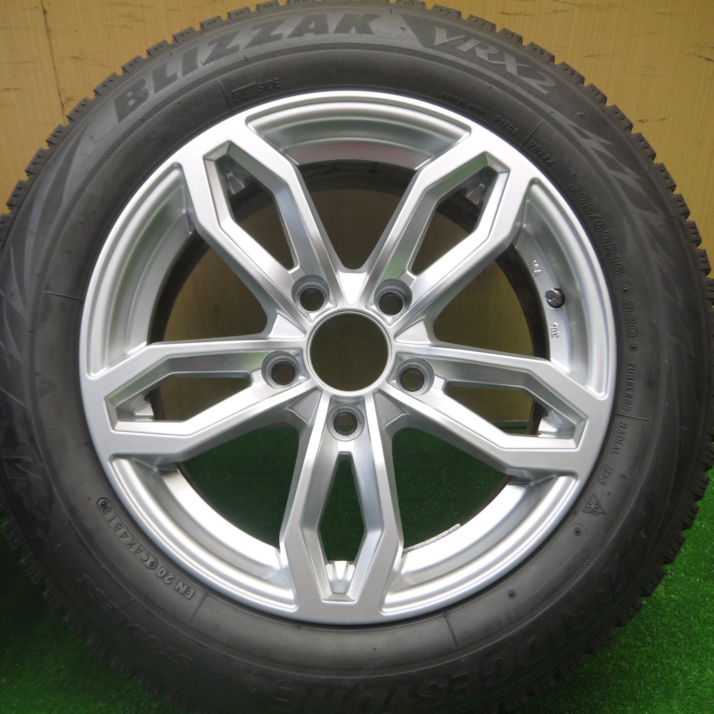 *送料無料* バリ溝！キレイ！9分★BMW 等 AGA TAS 205/60R16 スタッドレス ブリヂストン ブリザック VRX2 16インチ PCD120/5H★4080504Hス