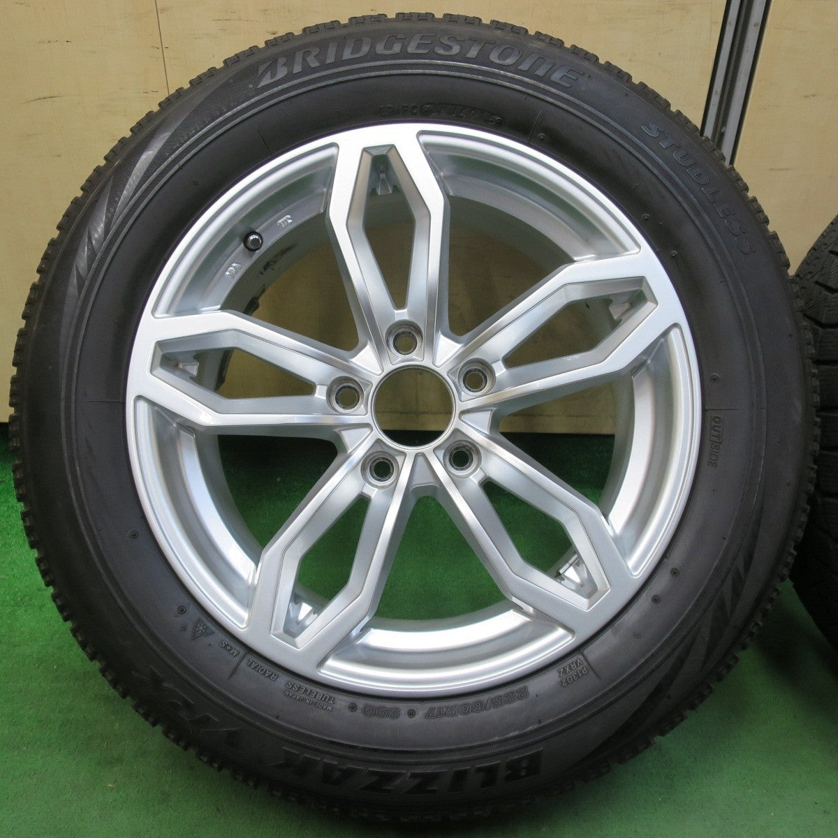 バリ溝！8.5分★BMW 等 AGA Welt TAS 225/60R17 スタッドレス ブリヂストン ブリザック VRX 17インチ ヴェルト PCD120/5H★5022706イス