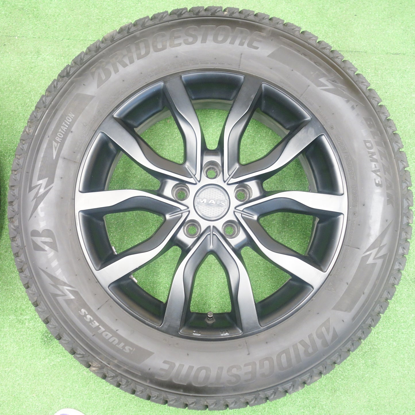 バリ溝！24年！9.5分★MAK KOLN 225/65R17 スタッドレス ブリヂストン ブリザック DM-V3 ケルン 17インチ PCD114.3/5H★6020202KTス