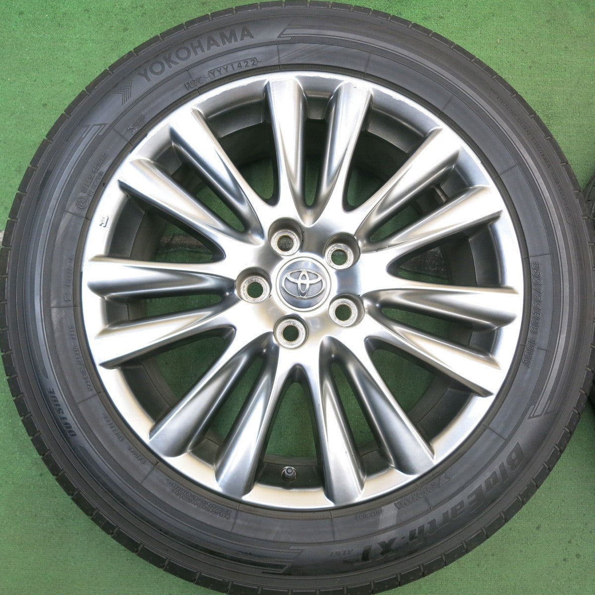 バリ溝！22年！9.5分★トヨタ 60系 ハリアー 純正 235/55R18 ヨコハマ BluEarth-XT AE61 18インチ PCD114.3/5H★5081008HAノ