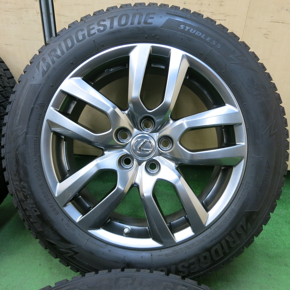 [送料無料] センサー付！バリ溝！20年！キレイ！9分★レクサス NX バージョンL 純正 225/60R18 スタッドレス ブリヂストン ブリザック DM-V3 18インチ PCD114.3/5H★4112111SYス