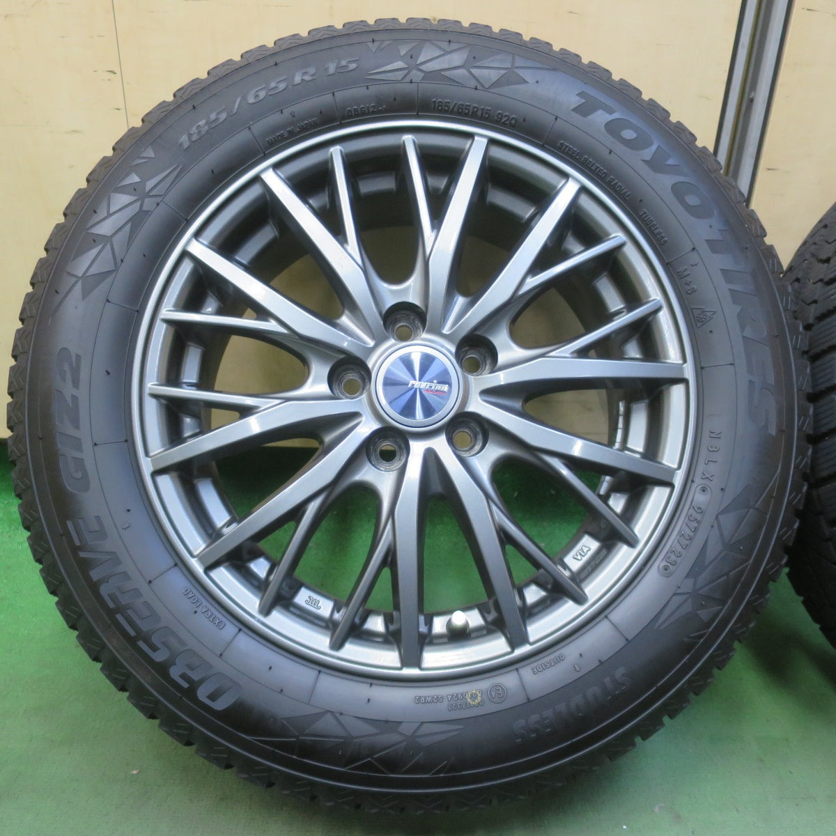 バリ溝！23年！キレイ！9分◎シエンタ 等 185/65R15 スタッドレス トーヨー オブザーブ GIZ2 ravrion RM01 ラブリオン 15インチ PCD100/5H◎6083107イス