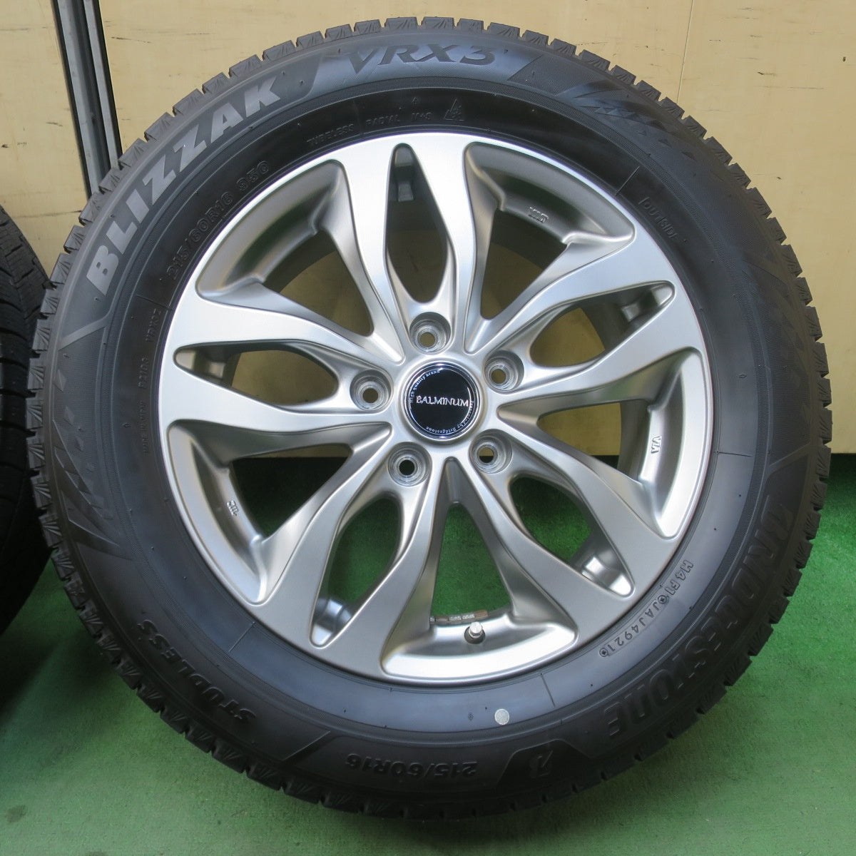 バリ溝！キレイ！9.5分★スタッドレス 215/60R16 ブリヂストン ブリザック VRX3 BALMINUM DS-M バルミナ 16インチ PCD114.3/5H★6011902イス