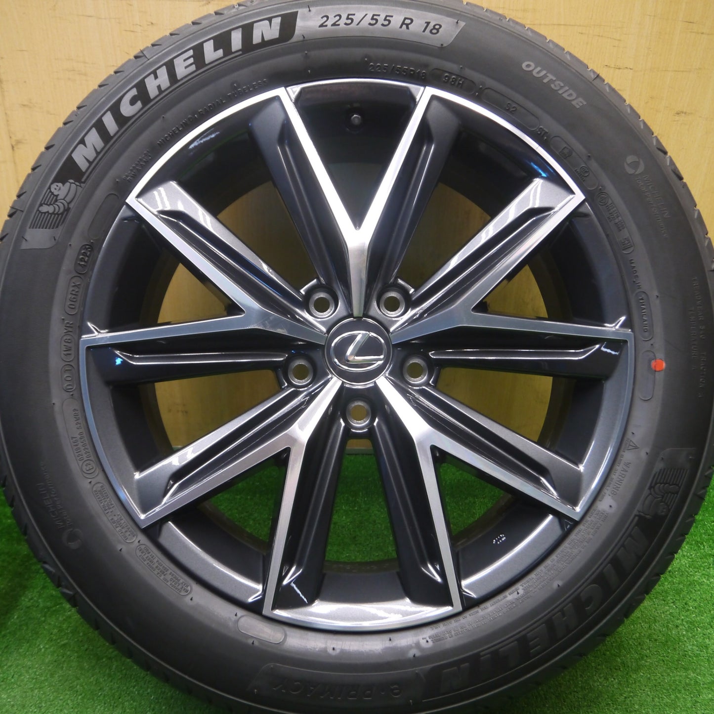 [送料無料] 新車外し！23年★レクサス LBX Cool 純正 ダークグレーメタリック+切削光輝 225/55R18 ミシュラン e・プライマシー PCD114.3/5H★4102506Hノ