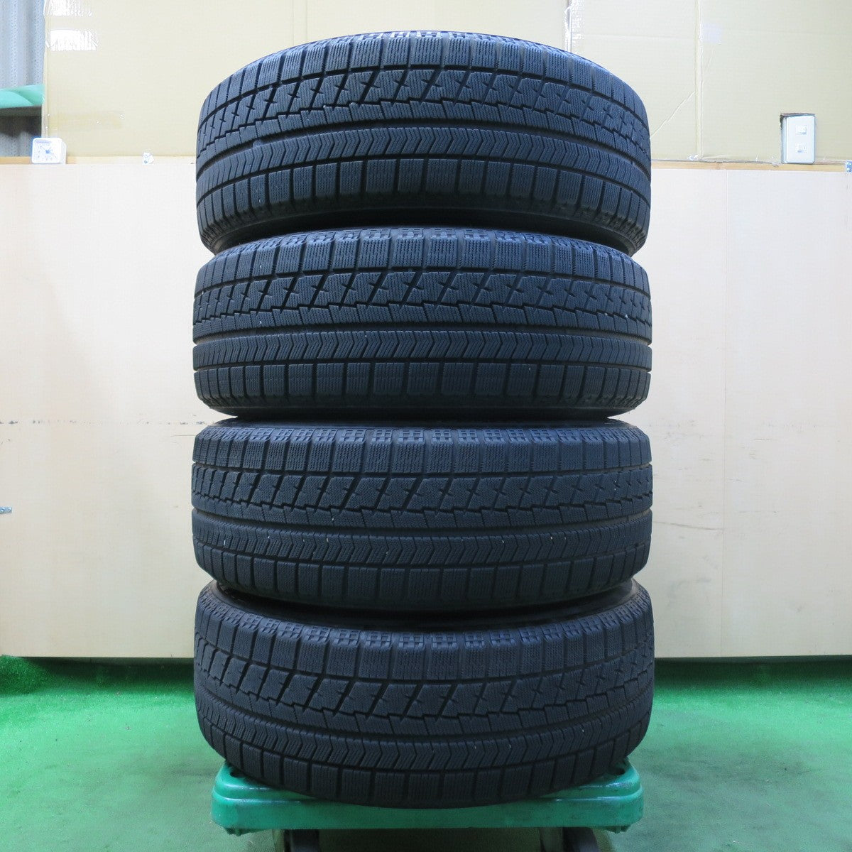 [送料無料] バリ溝！キレイ！8.5分★BMW 等 AGA Welt ヴェルト 225/60R18 スタッドレス ブリヂストン ブリザック RFT 18インチ PCD112/5H★4102201イス