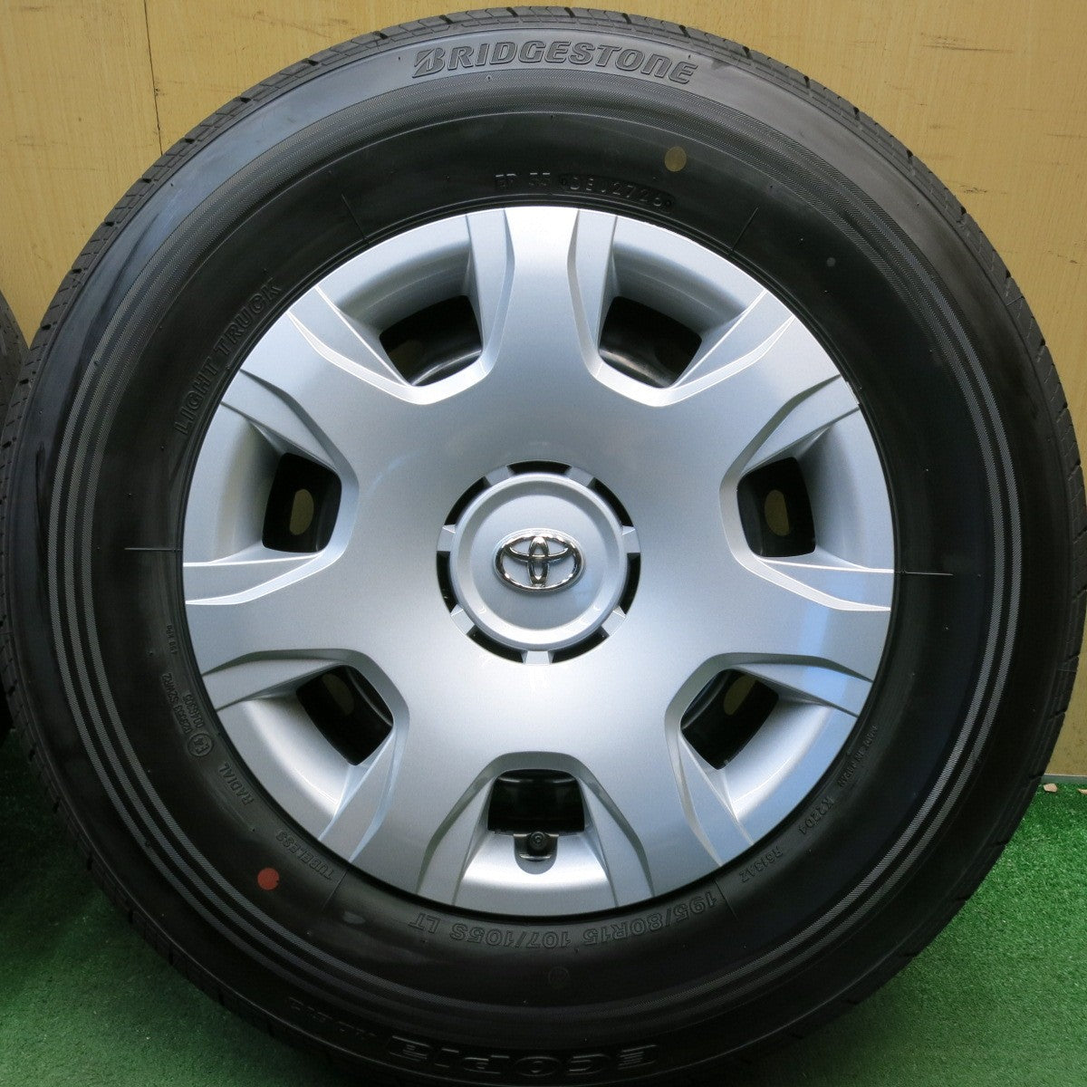 新車外し！26年◎トヨタ 200系 ハイエース 純正 スチール 195/80R15 107/105S ブリヂストン エコピア RD613 15インチ PCD139.7/6H◎6082206HAノ