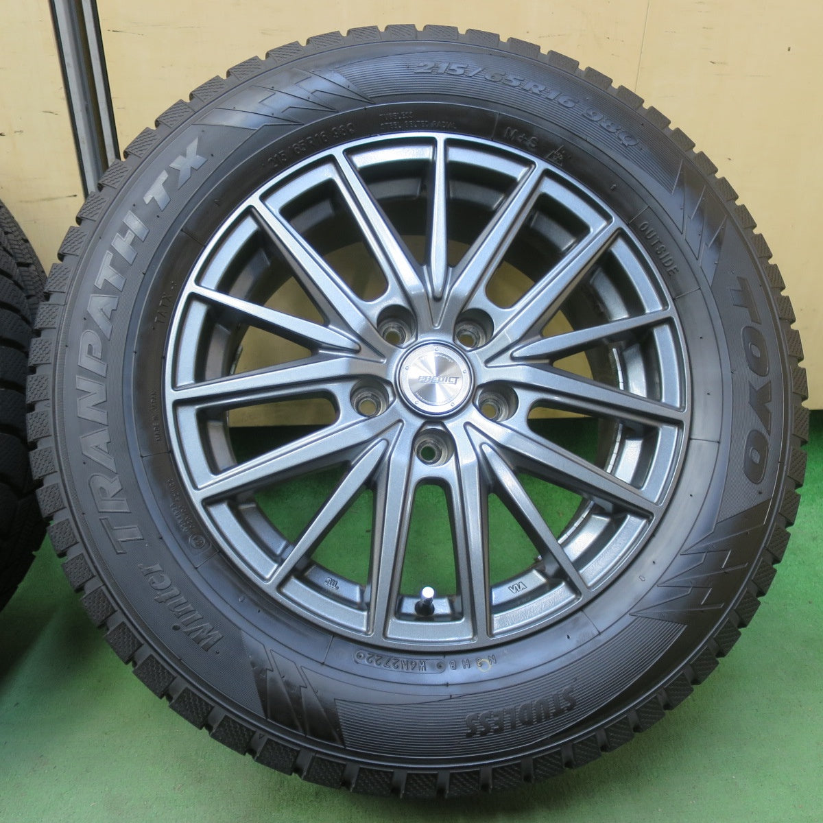 バリ溝！22年！9.5分以上★スタッドレス 215/65R16 トーヨー ウインター トランパス TX PREDICT 社外 アルミ 16インチ PCD114.3/5H★6051005イス