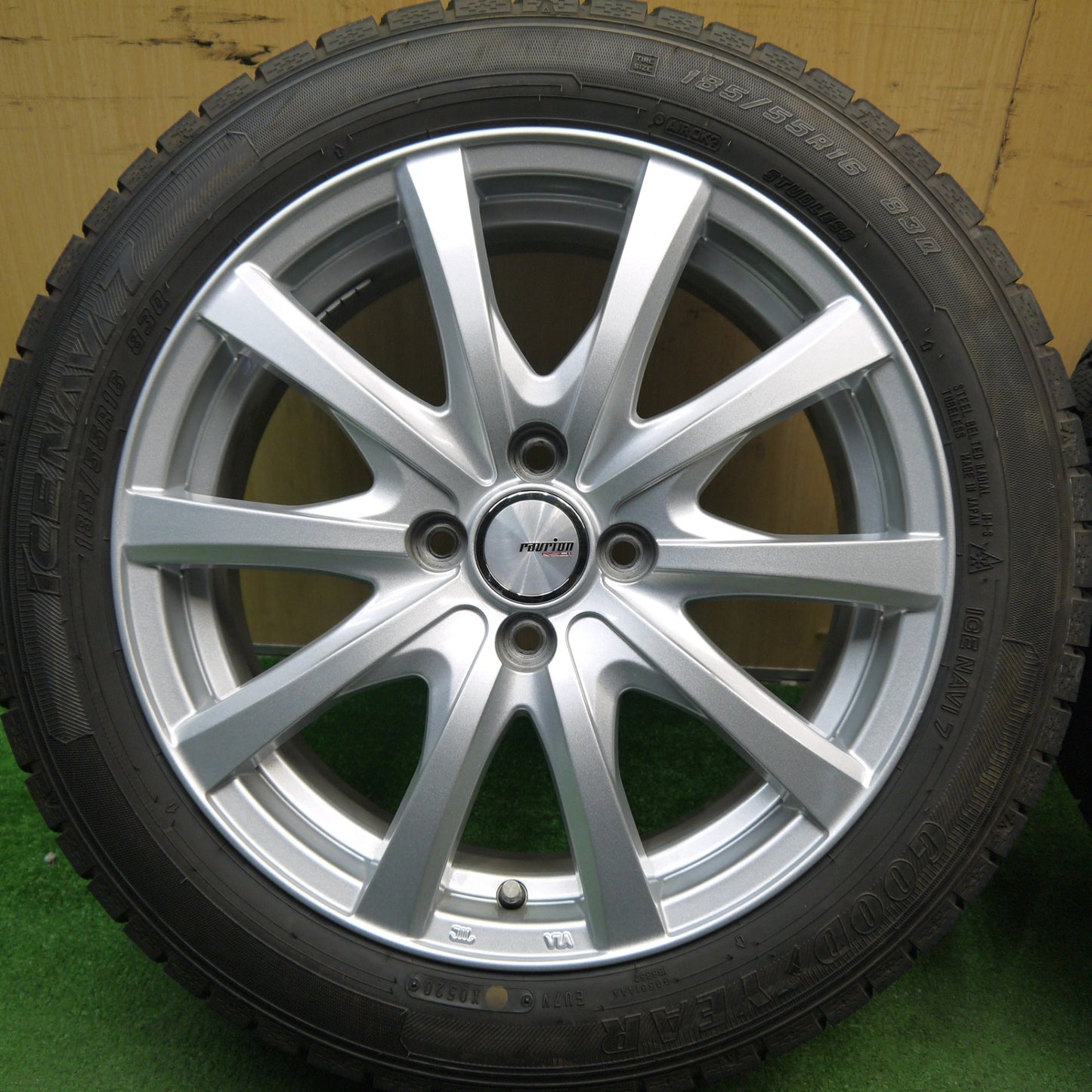 バリ溝！キレイ！9.5分★スタッドレス 185/55R16 グッドイヤー アイスナビ7 ravrion RS01 ラブリオン 16インチ PCD100/4H★5052607Hス