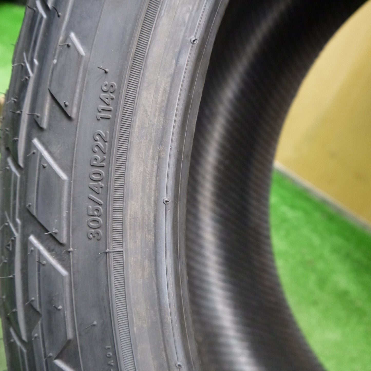 未使用！24年！1本★305/40R22 ニットー RECON GRAPPLER A/T タイヤ 22インチ ランクル 100 200 等★5081807Hノタ