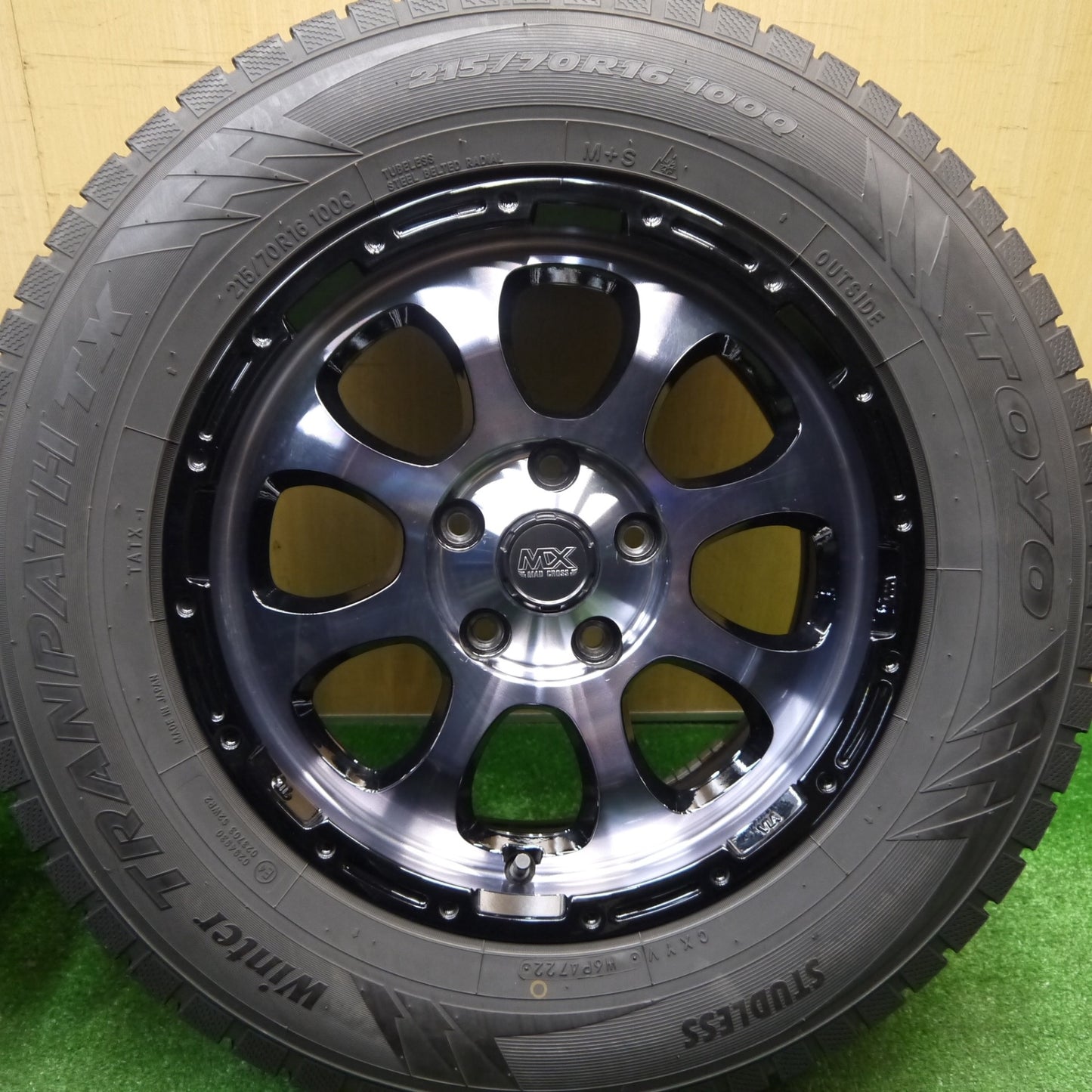 バリ溝！22年！キレイ！9.5分以上★スタッドレス 215/70R16 トーヨー ウインター トランパス TX MX MAD CROSS マッドクロス 16インチ PCD114.3/5H★5121004Hス