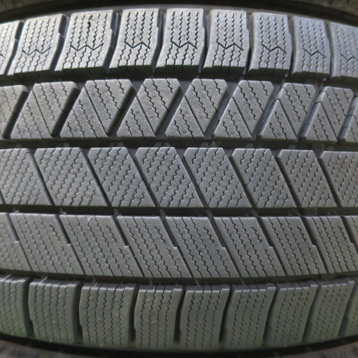 バリ溝！22年！9.5分★スタッドレス 215/55R17 ブリヂストン ブリザック VRX3 タイヤ 17インチ オデッセイ ヴェゼル エスティマ 等★5062602イスタ