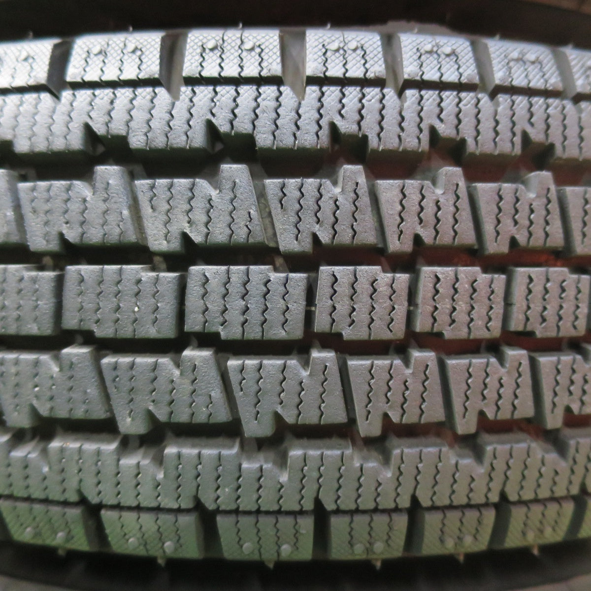 [送料無料] バリ溝！22年！キレイ！9.5分★スタッドレス 145/80R12 80/78N ブリヂストン W300 スチール ホイール 12インチ PCD 100 110 114.3/4H マルチ★5011307イス