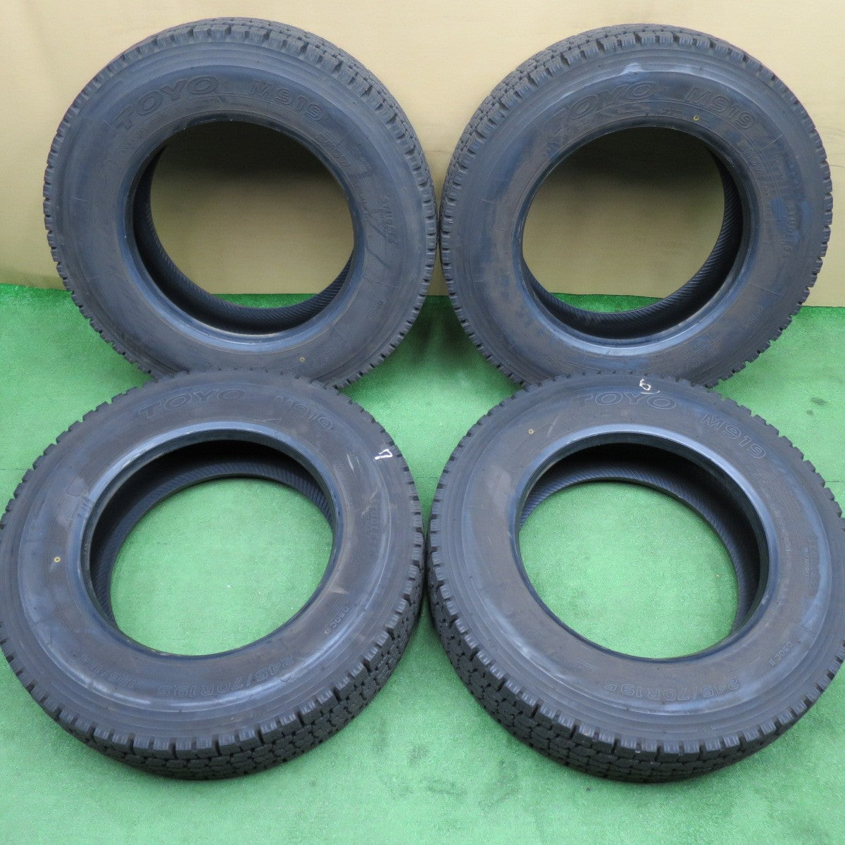 バリ溝！25年！9.5分★トラック タイヤ 245/70R19.5 136/134J スタッドレス トーヨー M919 19.5インチ★6033002NKスタ