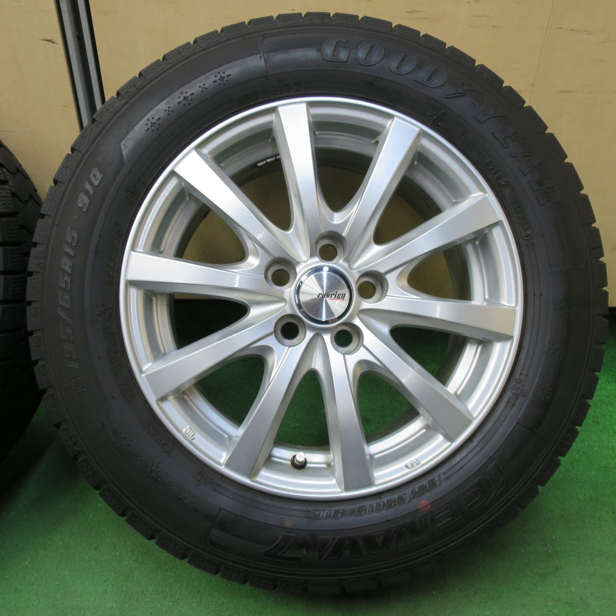 [送料無料] キレイ！21年★プリウス 等 195/65R15 スタッドレス グッドイヤー アイスナビ7 ravrion RS01 ラブリオン 15インチ PCD100/5H★4103109イス