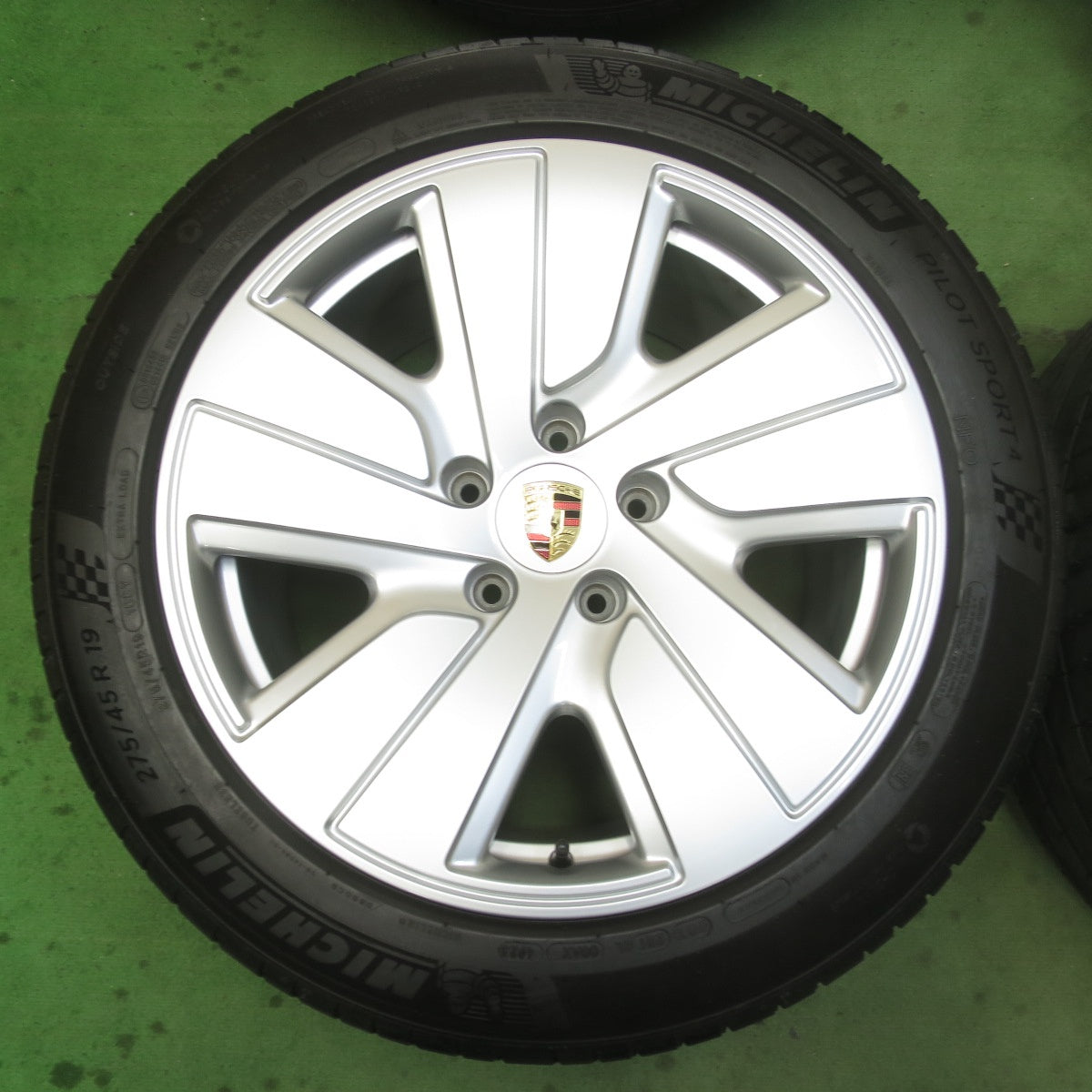 バリ溝！23年！キレイ！9.5分★ポルシェ タイカン 純正 225/55R19 275/45R19 ミシュラン パイロットスポーツ4 19インチ PCD130/5H★6022507イノ