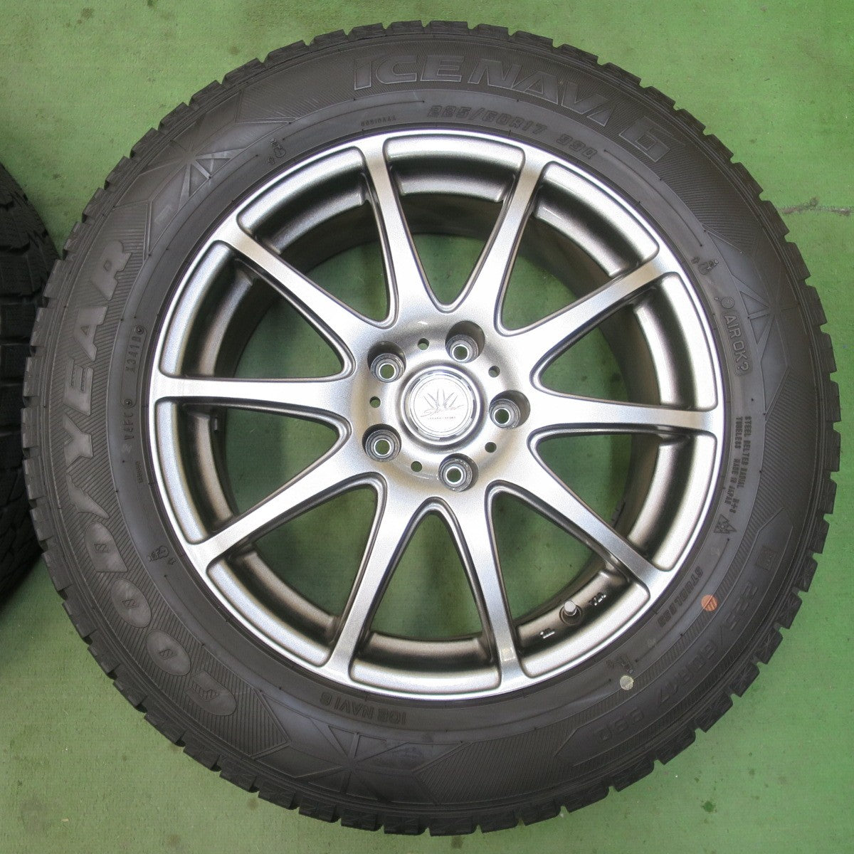 バリ溝！キレイ！8.5分★LOXARNY SPORT 225/60R17 スタッドレス グッドイヤー アイスナビ6 ロクサーニ スポーツ 17インチ PCD114.3/5H★6012001イス