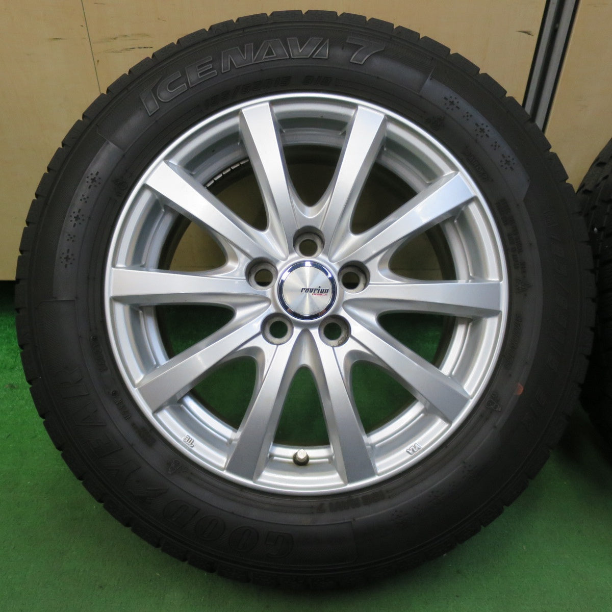 [送料無料] キレイ！21年★プリウス 等 195/65R15 スタッドレス グッドイヤー アイスナビ7 ravrion RS01 ラブリオン 15インチ PCD100/5H★4103109イス