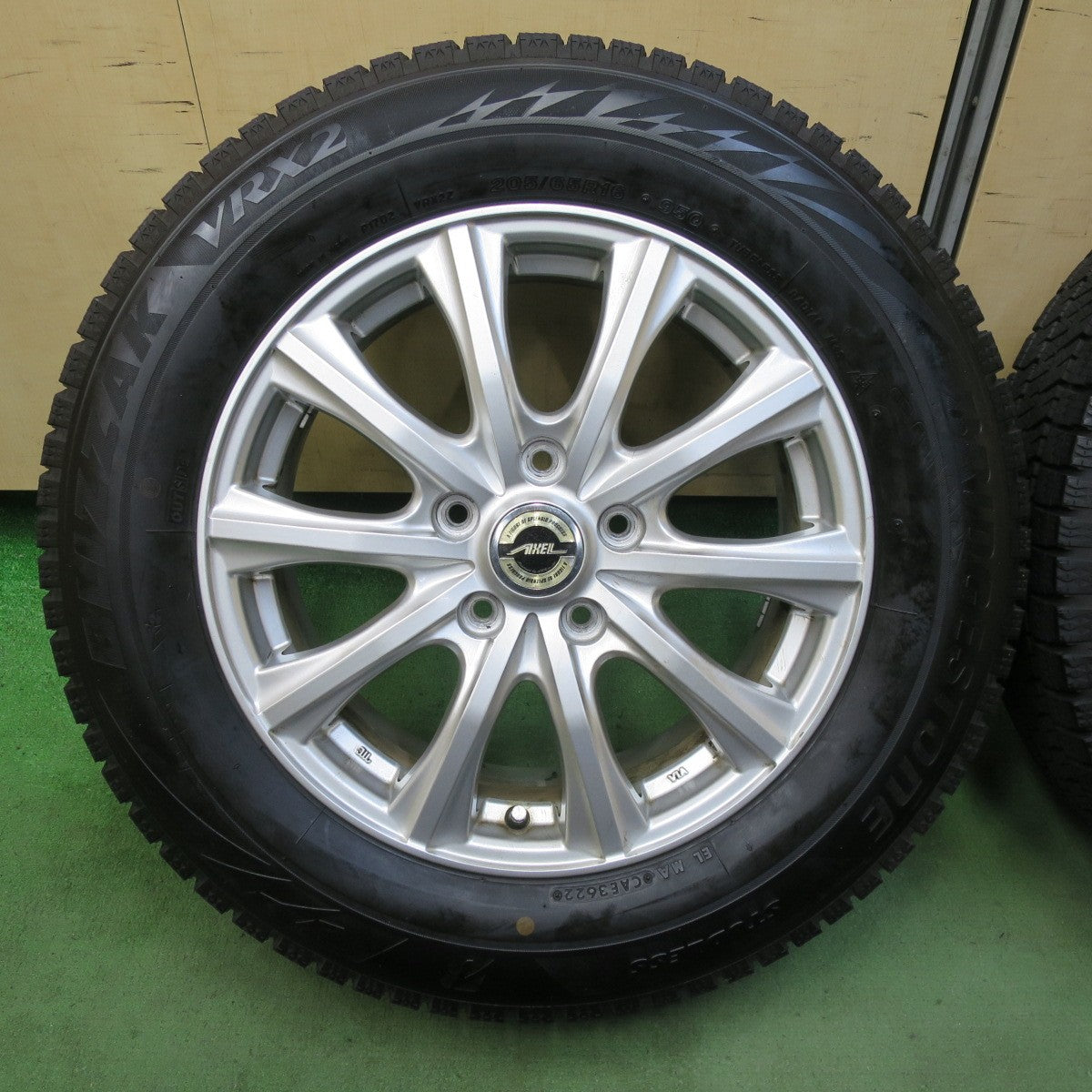 バリ溝！22年！キレイ！9.5分★スタッドレス 205/65R16 ブリヂストン ブリザック VRX2 AXEL アクセル 16インチ PCD114.3/5H★5111006TTス