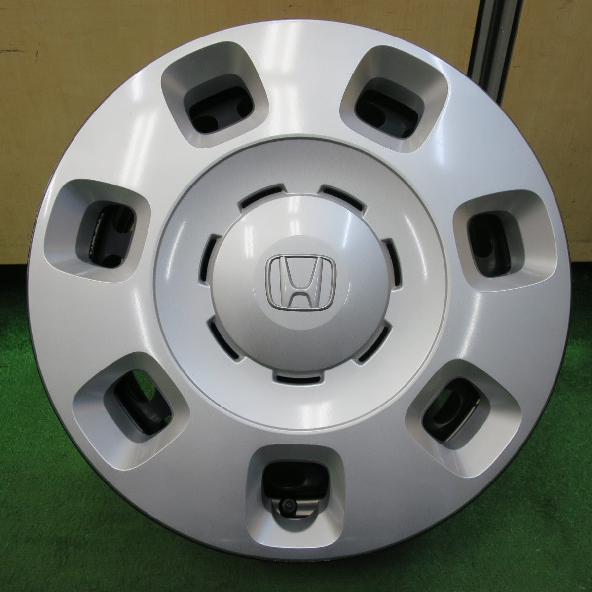 新型フリードAIR EX 15インチ 純正アルミホイール付きタイヤ 4本 新品】新型フリードEX 15インチ 純正アルミホイール付きタイヤ 4