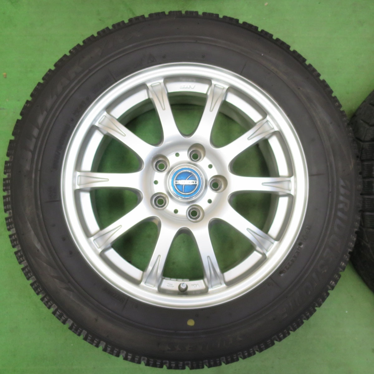 [送料無料] キレイ★スタッドレス 215/60R16 ブリヂストン ブリザック VRX BLUE・NESS AMF ブルーネス 16インチ PCD114.3/5H★5030606イス