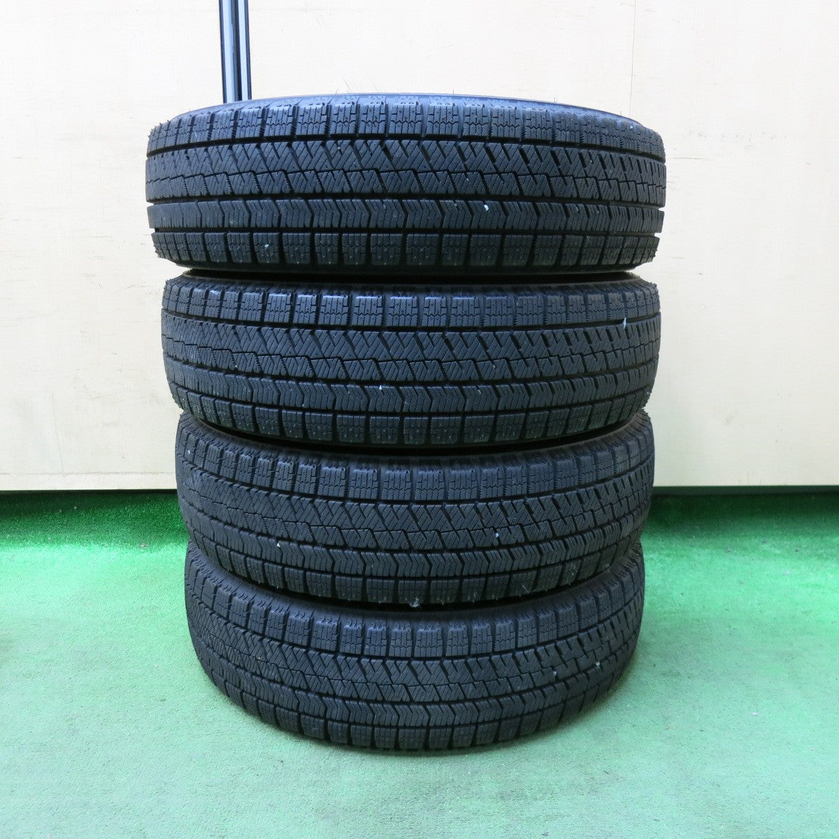 送料無料] バリ溝！22年！キレイ！9.5分以上☆スタッドレス 165/65R15