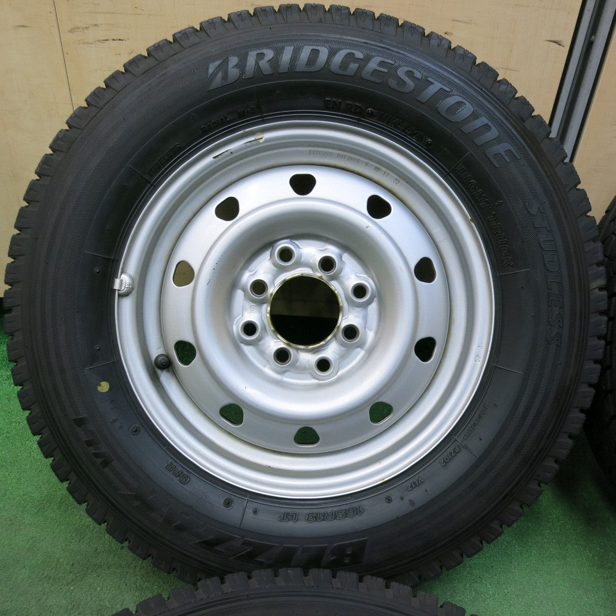 [送料無料] バリ溝！21年！キレイ！9.5分★スタッドレス 165R13 6PR ブリヂストン ブリザック VL1 スチール ホイール 13インチ PCD100 114.3/4H マルチ★4122510SYス